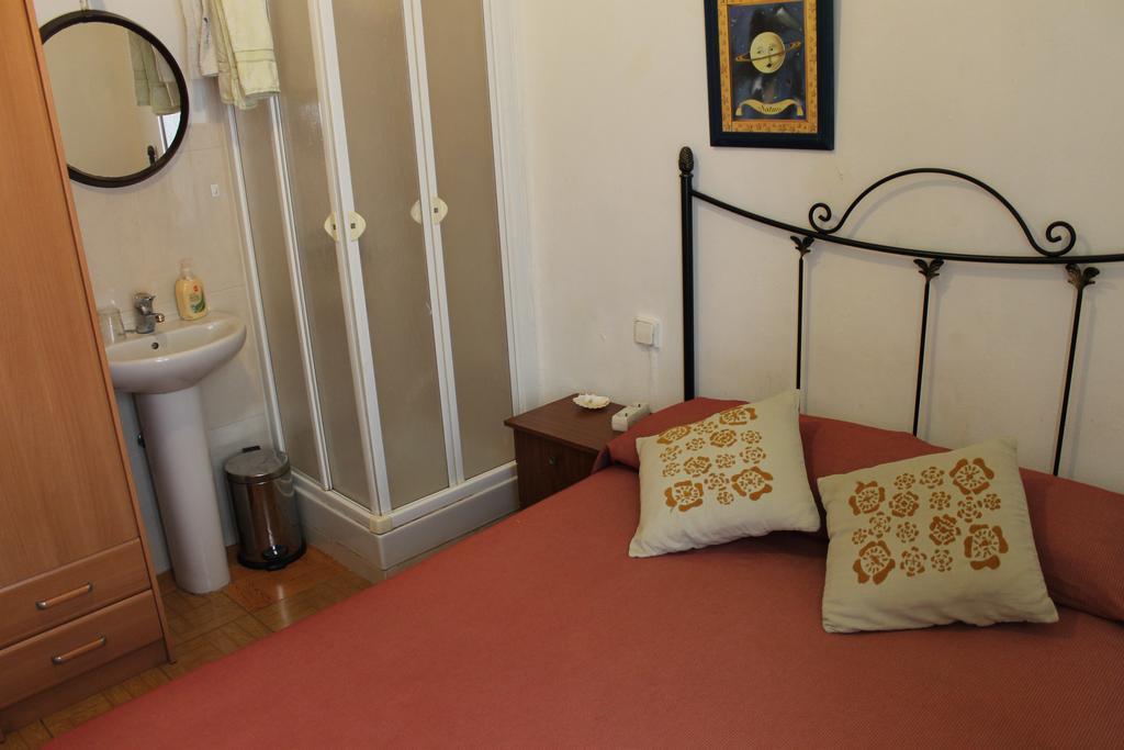 Hostal Graciela Madrid Exterior photo